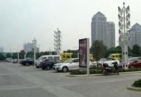 高亮屏廣告機(jī)選用超薄高亮屏?xí)心男┯绊懀? /></div>
											<dl>
												<dt>高亮屏廣告機(jī)選用超薄高亮屏?xí)心男┯绊懀?/dt>
												<dd>首先，為什么戶外高亮液晶屏需要做那么厚？簡言之，這是由戶外高亮液晶屏的特殊使用環(huán)境、整機(jī)的特殊性能決定的。</dd>
											</dl>
										</a>
									</li>
                                                                        <li>
										<a href=